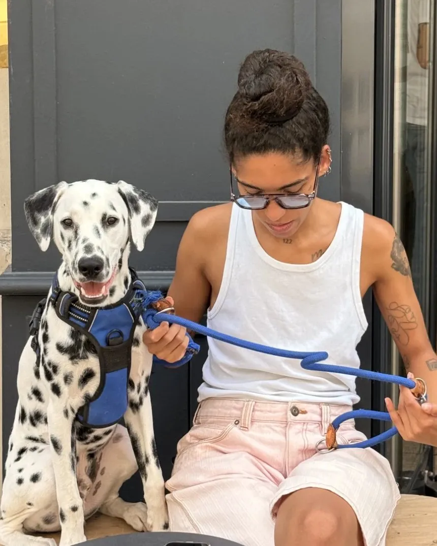 Alba assis sur un banc en terrasse, à côté de Lauryne