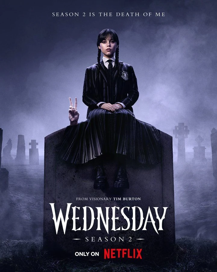 Affiche de la saison 2 de Mercredi : Mercredi assise sur une tombe, dans un cimetière brumeux